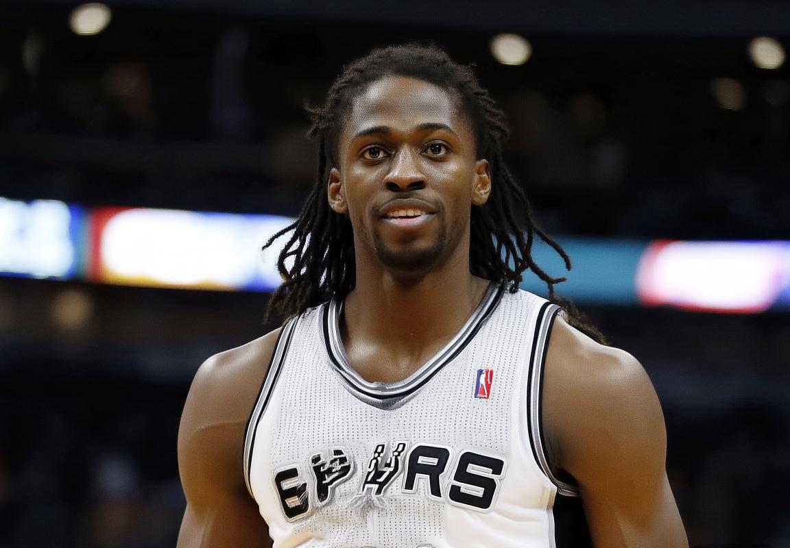 亚历山大对决文班亚马：雷霆与马刺新星引领NBA新时代